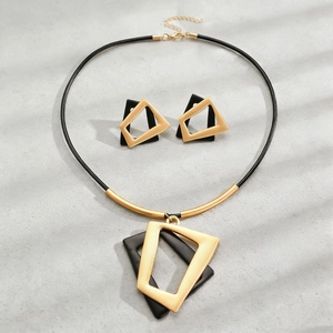 Détails du parure de bijoux géométriques avec collier et boucles d'oreilles dorés
