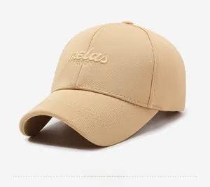 Détail de la casquette de baseball kaki avec tissu texturé et broderie 3D melay