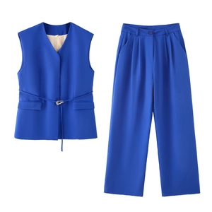 Détail d'un ensemble costume femme bleu marine avec gilet col V et pantalon large plissé