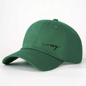 Détail de la casquette en coton vert foncé avec broderie ny noire sur le côté latéral