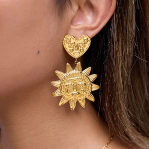 Boucles d'oreilles soleil et cœur plaquées or 18 carats avec relief vintage chic