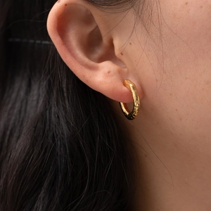 Classic 18K gold-plated stainless steel C-shaped hoop earrings with hammered texture finish