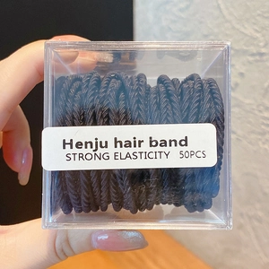 Détail de 50 élastiques spirales noirs dans une boîte carrée, haute élasticité pour cheveux