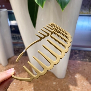 Detail of matte khaki toothed headband showing anti-slip wavy structure for hair styling