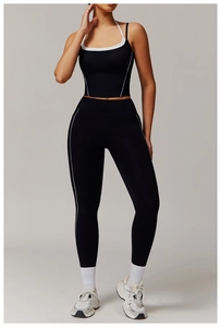 Vue détaillée de l'ensemble de yoga noir avec bandes latérales et legging taille haute