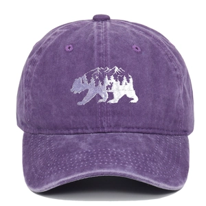 Bordado detallado de oso y montañas en gorra de béisbol de algodón morado lavado vintage