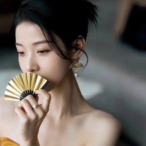 Boucles d'oreilles éventail dorées avec perles de style esthétique chinois moderne