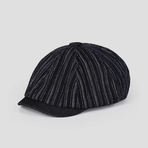 Détail de la casquette gavroche vintage à fines rayures en tissu denim noir délavé