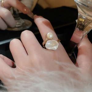 Eleganter vergoldeter offener Ring mit Perle und Muscheleinlage an der Hand