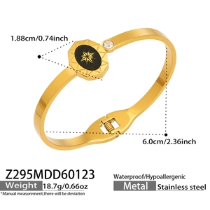 Détail du bracelet en acier inoxydable avec étoile octogonale noire et strass blanc