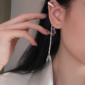 Manchette d'oreille papillon perle argentée avec longs pompons en cristal sur modèle