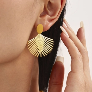 Elegante goldene fächerförmige Edelstahlohrringe mit geometrischer Textur für Damen