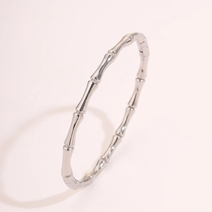 Vista dettagliata del bracciale in acciaio al titanio argento con design a bambù