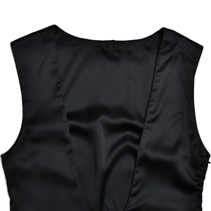 Detalle de vestido en satén negro con cuello en V y cremallera invisible en el lateral