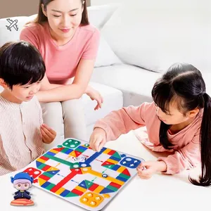 Bambini che giocano a Ludo con pezzi colorati e una statuina di un cartone animato
