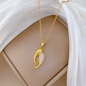 Collier poisson élégant en acier titane doré avec zircons brillants sur écrin à bijoux