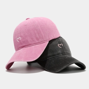 Vintage Baseballkappen aus gewaschener Baumwolle mit Herzstickerei in Pink und Anthrazit