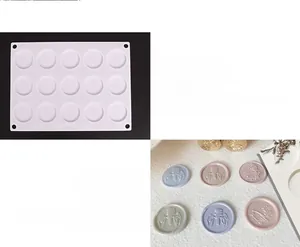 Makro-Detail der 15-Loch-Silikonform für Wachssiegel mit farbigen geprägten Stempelmotiven