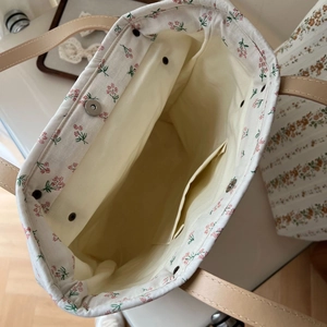 Détail intérieur du cabas floral avec fermeture magnétique et poche intérieure