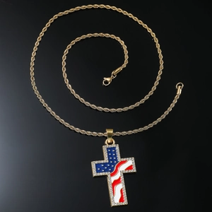 Collier chaîne torsadée dorée avec pendentif croix drapeau US et pierres incrustées