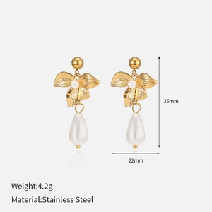 3D flower tassel earrings in gold-plated stainless steel with pearls, 35mm x 22mm size