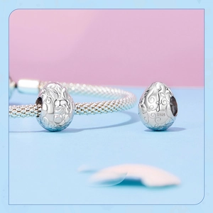 Macro d'une perle charm en argent sterling S925 avec motifs floraux ajourés détaillés