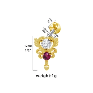 Dettaglio del piercing all'ombelico a cuore alato dorato con sfera da 3mm e misure di 0,8mm