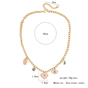 Dimensions détaillées du collier en acier doré avec main de Fatma et pendentif cœur