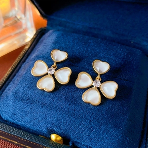Vue détaillée de boucles d'oreilles fleur en cœur avec zircon sur boîte en velours