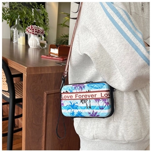 Détail du mini sac coffre imprimé palmier avec bandoulière large Love Forever