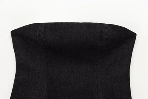 Dettaglio ravvicinato del crop top in denim nero con cuciture principessa e rifiniture
