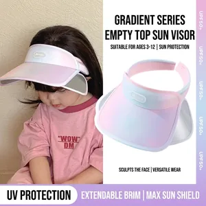Detalle de visera rosa-púrpura con borde extensible y protección UPF50+ infantil