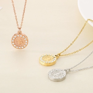 Detailansicht von drei Münzhalsketten in Roségold, Gold und Silber mit Strasssteinen