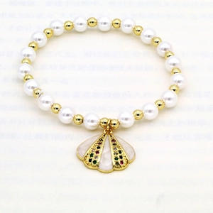 Perlenarmband mit weißen Perlen, Goldperlen und einem bunten Strass-Muschel-Anhänger