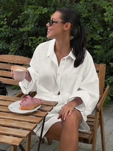 Ensemble chemise en lin blanc et short à taille haute avec détails contrastés chic