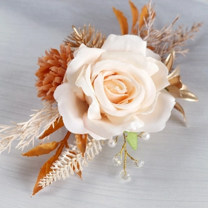 Corsage élégant en soie rose champagne avec feuilles dorées et perles pour mariages en forêt