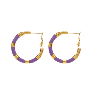 Créoles chic en acier doré 18K avec émail violet dans un design géométrique