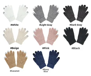 Dettaglio di otto paia di guanti in maglia di ciniglia colorati con punte per touch screen