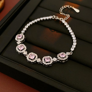 Détail macro du bracelet argenté avec cinq pierres roses carrées et zircons blancs