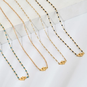 Détails de colliers pendentif Main de Fatma avec perles émaillées et placage en or