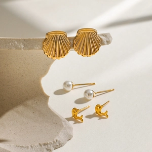 Trois paires de boucles d'oreilles en acier inoxydable avec perles, coquillages et dauphins