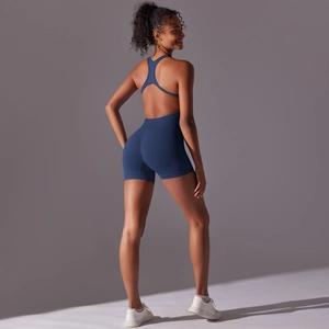 Détail d'un body de yoga bleu marine sans dos avec bretelles croisées et coupe ajustée