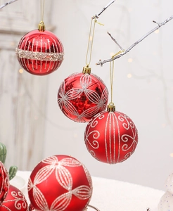 Détail de boules de Noël rouges avec motifs festifs pailletés d'or et d'argent brillant