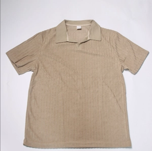 Flachbild des khakifarbenen Poloshirts mit vertikalem Streifenstrick und Größenetikett M am Kragen