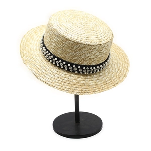 Chapeau de paille à sommet plat avec ruban noir orné de perles blanches et strass