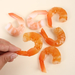 Realistische PVC garnaalmodellen met oranje en witte gradiënt op een beige achtergrond