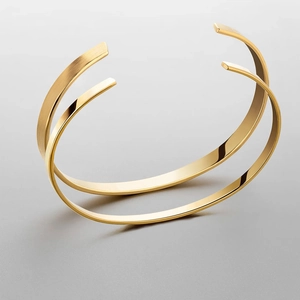 Vue détaillée de bracelets dorés aux finitions mate brossée et polie miroir brillant