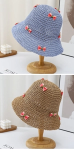 Détail de chapeaux de paille tissés main avec nœuds roses et tricot ajouré respirant