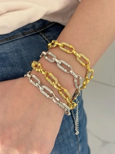 Detalle de pulseras de cadena ajustables en oro y plata con eslabones de circonita