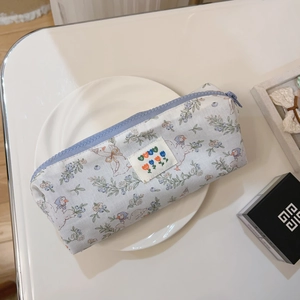 Detailaufnahme des blauen Federmäppchens aus Baumwolle mit Blumen- und Entenprints